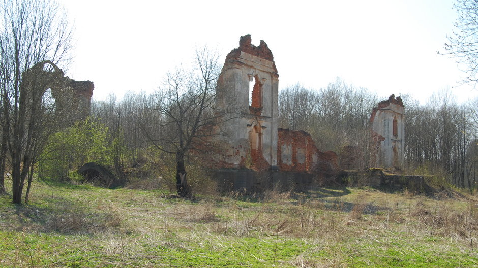 Ruiny dworu, w którym mieszkał Paweł Brzostowski w Pawłowie.