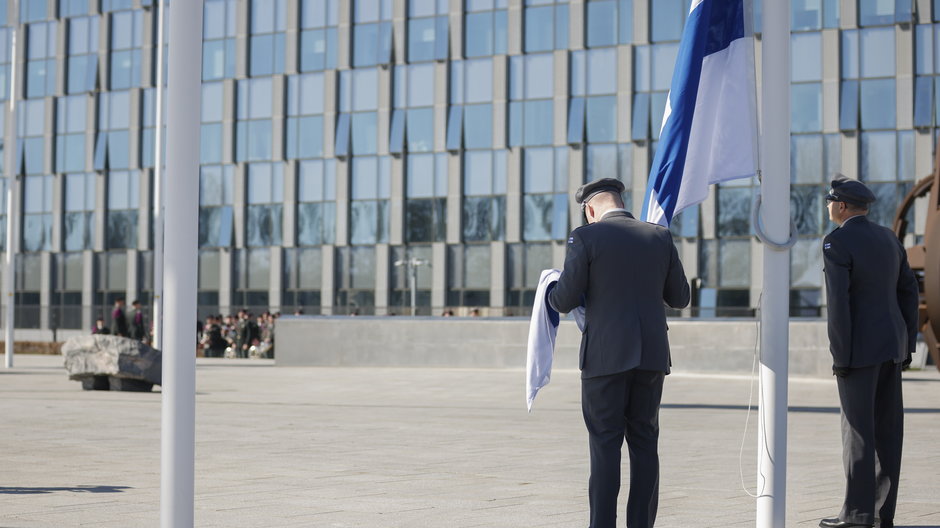 4 kwietnia 2023 r. Flaga Finlandii po raz pierwszy na maszcie przed Kwaterą Główną NATO w Brukseli
