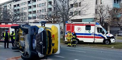 Wypadek karetki na Mokotowie. Auto dostawcze na boku