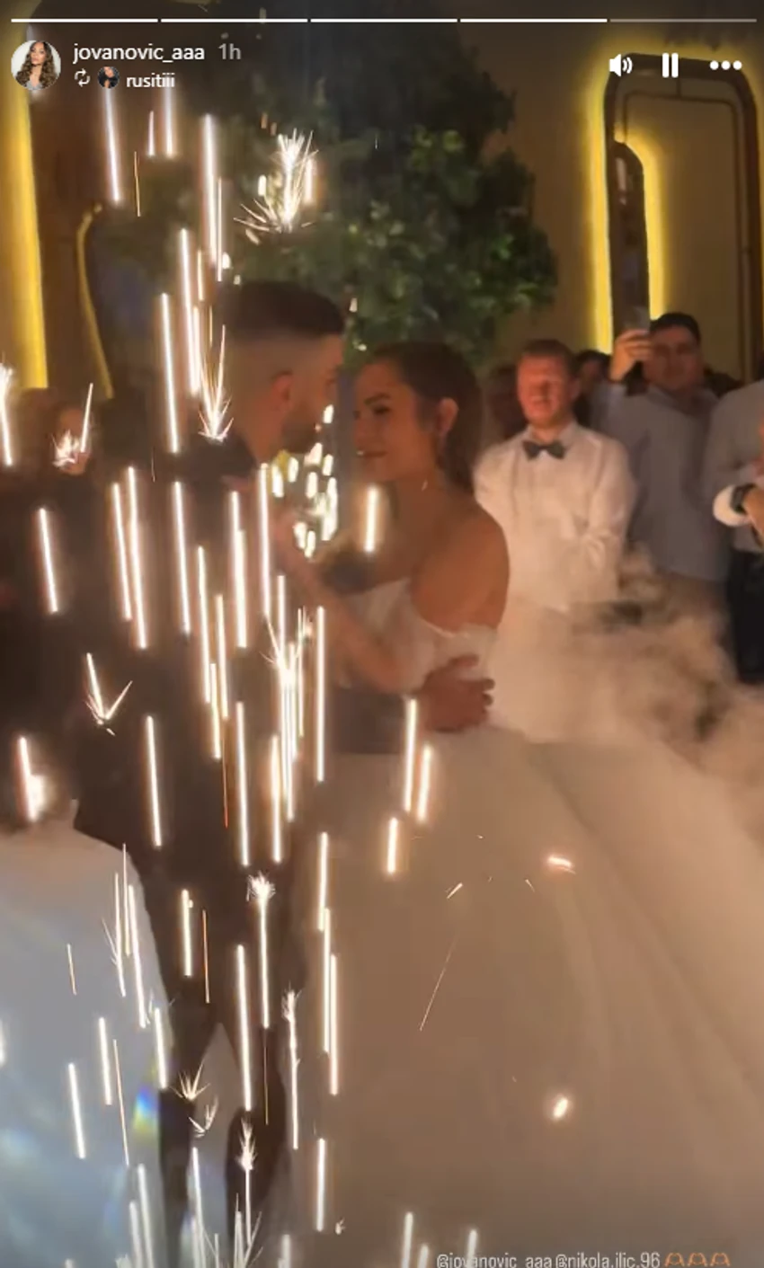 Bivša zadrugarka u raskošnoj venčanici pleše sa mužem, on nosi nanogicu: Imali su burnu vezu