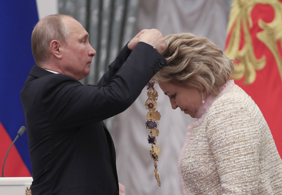Władimir Putin odznacza Walentinę Matwijenko Orderem św. Andrzeja Apostoła podczas ceremonii wręczenia na Kremlu w Moskwie, 23 maja 2019 r.