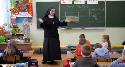 Coraz mniej uczniów chodzi na religię. Są opinie, aby wycofać ją ze szkół