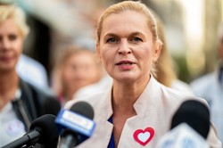 Uczennica ukarana w szkole za brak wpłaty na Szlachetną Paczkę. Nowacka reaguje