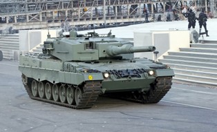 "FAZ": Nie tylko Niemcy przekażą Leopardy. Ukraina może otrzymać co najmniej 80-100 czołgów z Zachodu