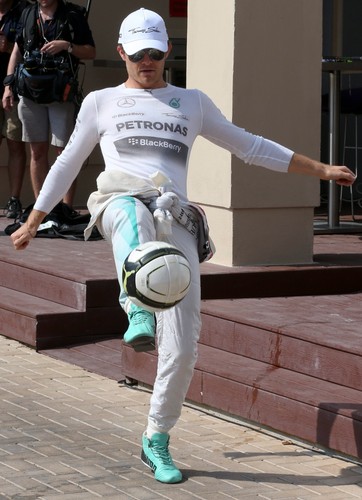 Nico Rosberg na Grand Prix do Abu Dhabi zabrał piękną dziewczynę i... piłkę