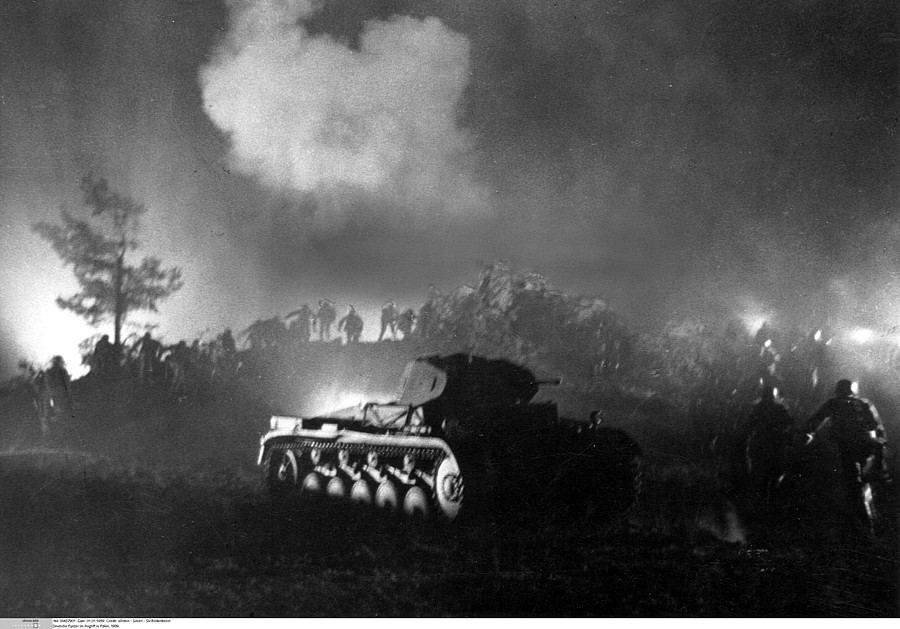 Czołg i żołnierze podczas niemieckiej inwazji na Polskę na początku II wojny światowej
