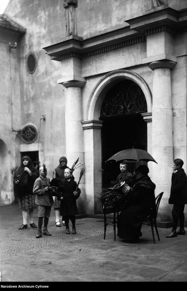 Sprzedaż palemek przed kościołem OO. Kapucynów, Kraków 10.04.1927 r. 