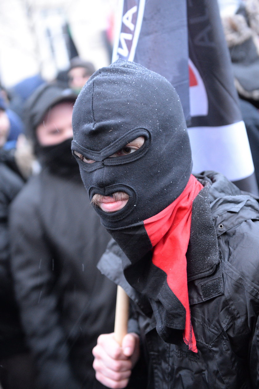 Uczestnik marszu koalicji antyfaszystowskiej