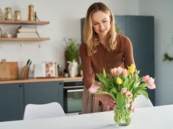 Lekcja florystyki: jak ułożyć kwiaty w wazonie?