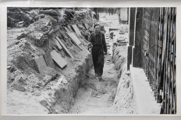 Fotografia z archiwum Henryka Śmigacza z okresu Powstania Warszawskiego, zaprezentowana w IPN w Warszawie