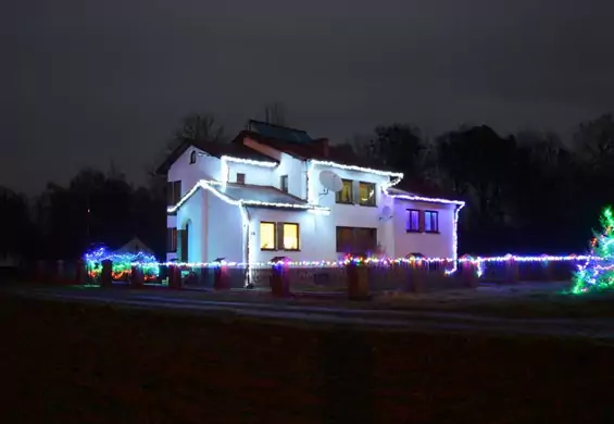 Genialny pomysł polskiego informatyka: internauci mogą sterować świątecznymi światełkami na jego domu
