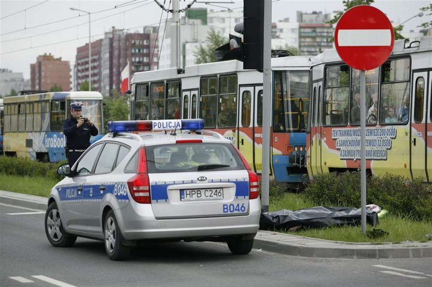 Wracał na motorze ze służby. Wjechało w niego czarne audi