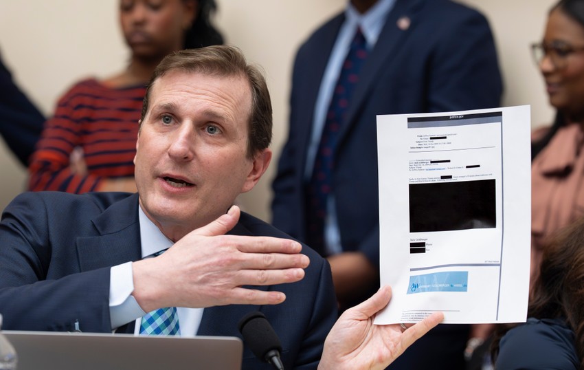 Republikanac Den Goldman pokazuje redigovani mejl tokom saslušanja Pem Bondi u Kapitolu 11. februara