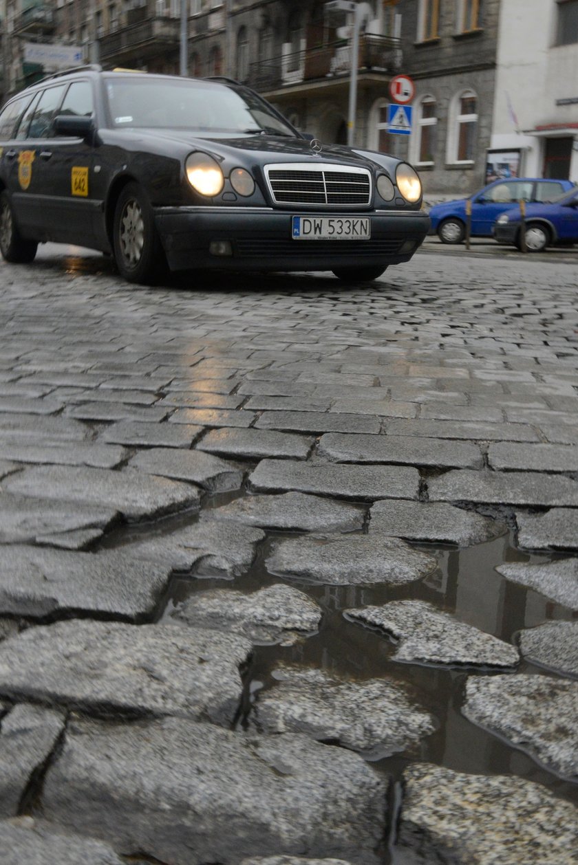 Zniszczona kostka na ul. Wyszyńskiego we Wrocławiu