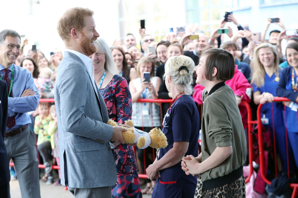 Książę Harry w odwiedzinach u małych pacjentów