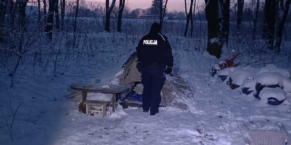 Policja z Tarnowa znalazła dwójkę mężczyzn. Mroźną noc spędzali w namiocie.