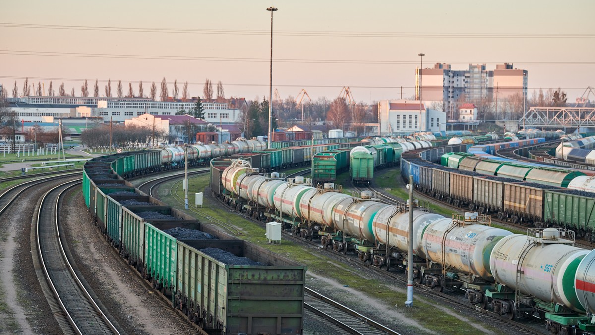 Pociągi towarowe na stacji kolejowej w Kaliningradzie. 2020 r.