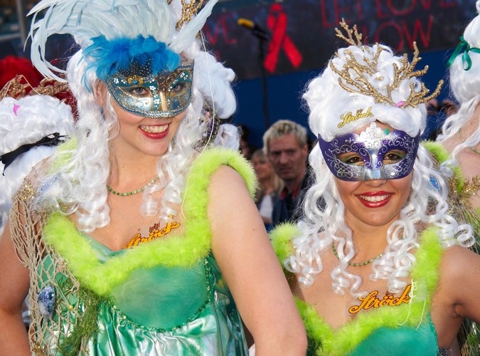 Kreacje duetu 'The Blonds' zakładały na wielkie okazje takie gwiazdy, jak...