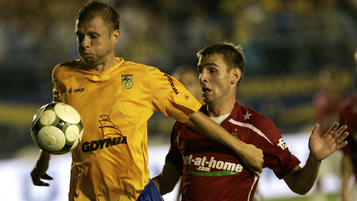 W rozegranym w piątkowy wieczór meczu 4. kolejki Ekstraklasy Arka Gdynia przegrała z Wisłą Kraków 0:1 (0:1). Gola na wagę trzech punktów dla mistrzów Polski strzelił przepięknym strzałem... samobójczym obrońca gospodarzy, Adrian Mrowiec.