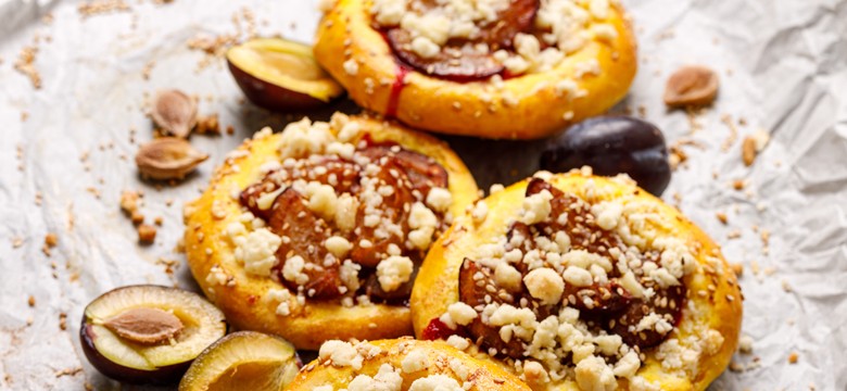 Drożdżówki ze śliwkami. Pyszny przepis od Jakuba Kuronia