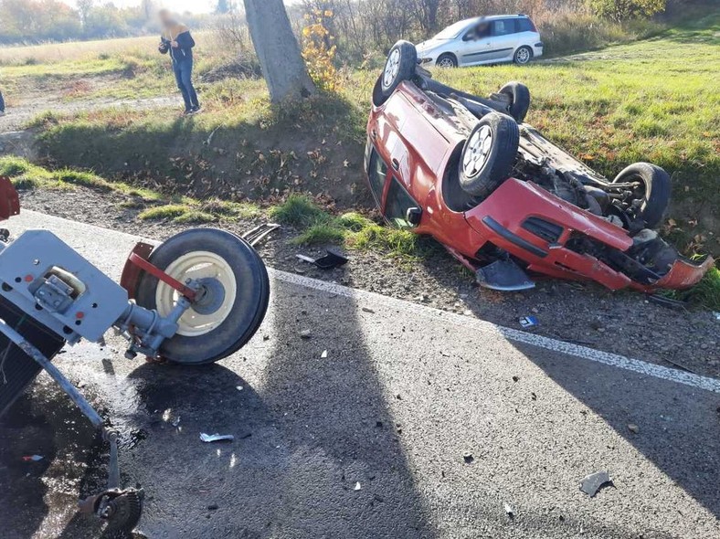 W wyniku zderzenie auto osobowe zjechało do rowu i dachowało