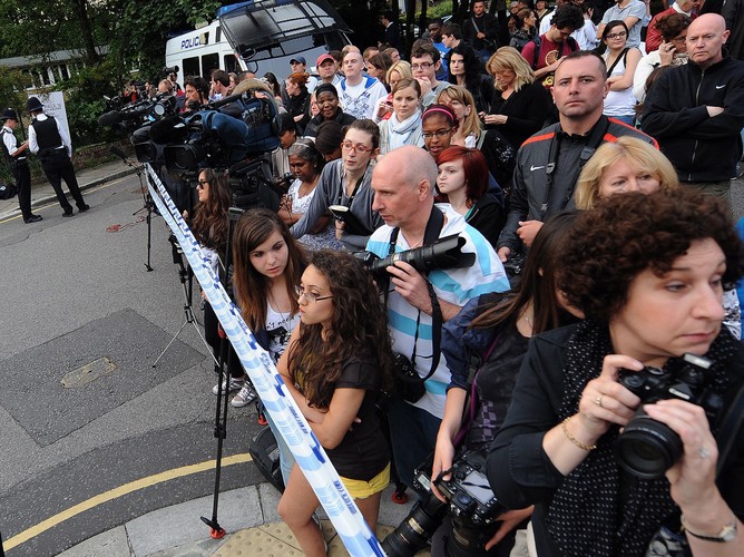 Przed domem Amy Winehouse