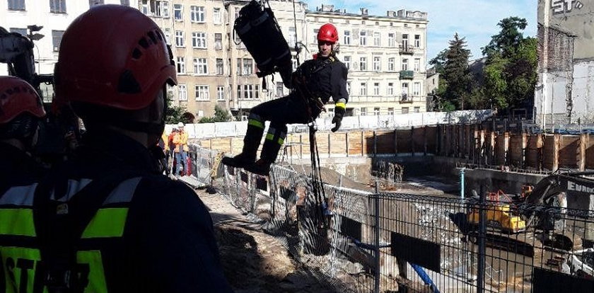 Ochroniarz patrolował budowę podziemnej trasy kolejowej, kiedy... zapadł się pod ziemię. Od śmierci ocaliła go specjalna aparatura