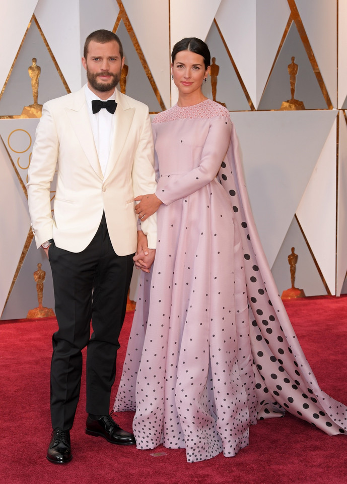 Jamie Dornan i Amelia Warner na czerwonym dywanie - pary na gali Oscary 2017