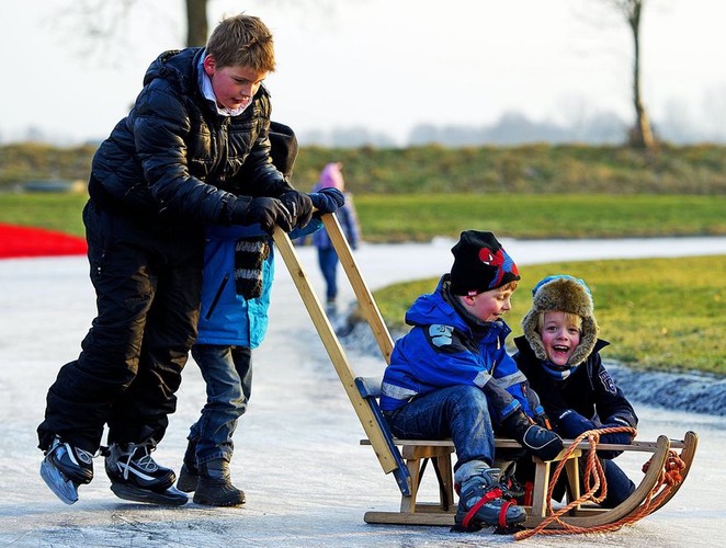 Zabawy na śniegu i lodzie w Holandii