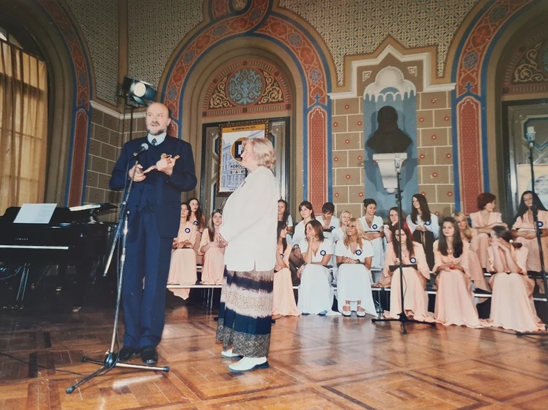 Nenad Grujičić uručuje Statuetu Branka Radičevića Svetlani Velmar Janković na 32 Brankovom kolu, 2003