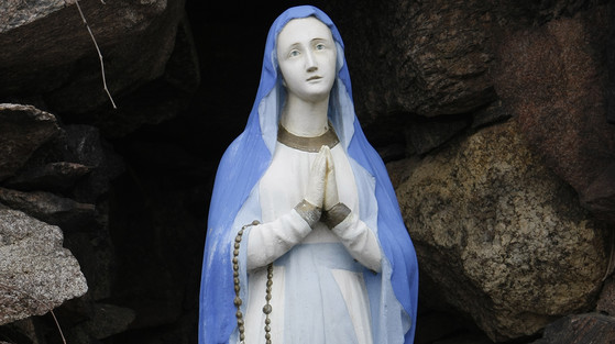 Obrzydliwa profanacja figury Maryi. Oblewał ją fekaliami