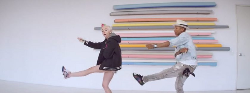 Miley Cyrus i Pharrell Williams w teledysku "Come Get It Bae"