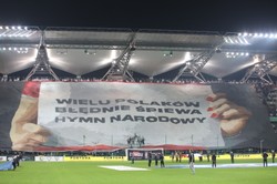 Kibice Legii z okazji setnej rocznicy odzyskania niepodległości edukowali Polaków, jak się śpiewa hymn narodowy