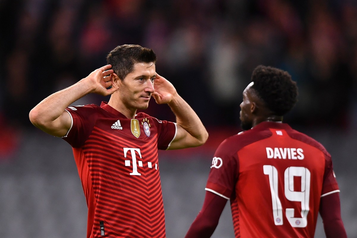 Piłkarze Bayernu Monachium Robert Lewandowski (L) i Alphonso Davies (P) podczas meczu z Dynamem Kijów