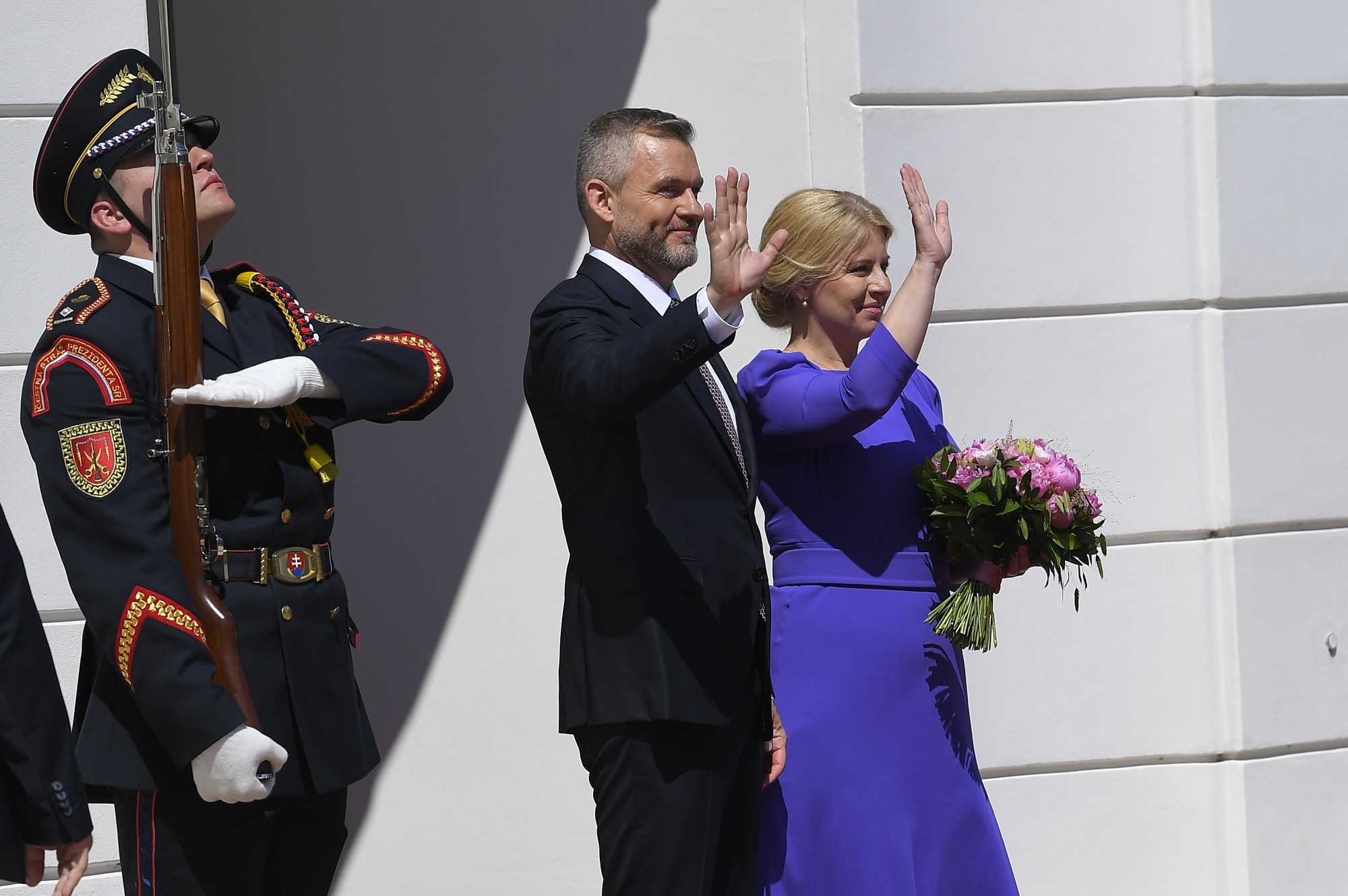 Nový prezident SR Peter Pellegrini počas prevzatia Prezidentského paláca z rúk jeho predchodkyne Zuzany Čaputovej.