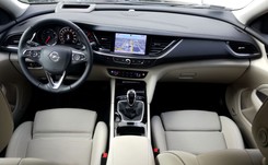 Polacy kupują i rejestrują coraz więcej nowych samochodów