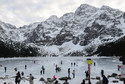 Turyści na tafli lodu na jeziorze Morskie Oko w Tatrach