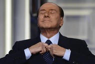 berlusconi kozaczek poprawia sobie krawat