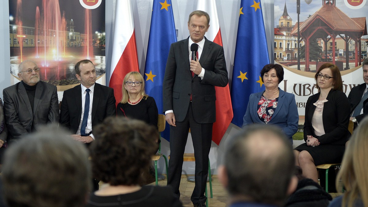 Według premiera Donalda Tuska dalsze relacje Polski i Ukrainy będą w dużej mierze zależeć od tego, na ile oba narody dobrze zrozumieją wspólną, czasami niełatwą i bolesną, historię i wyciągną z niej właściwe wnioski. Szef rządu podkreślił, że gdyby Niemcy, Francuzi i Polacy konsekwentnie nie rozliczali się z tragicznych rozdziałów historii, to cała Europa "byłaby nadal piekłem emocji, nacjonalizmów, odwetów". Tusk dodał, że w Polsce, jak i na Ukrainie oraz w całej Europie panuje niepokój o kształt przyszłej Ukrainy.