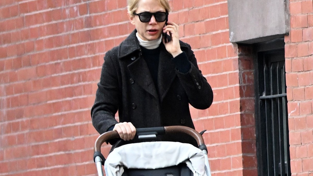 Herečka Michelle Williams počas prechádzky v Brooklyne, október 2024
