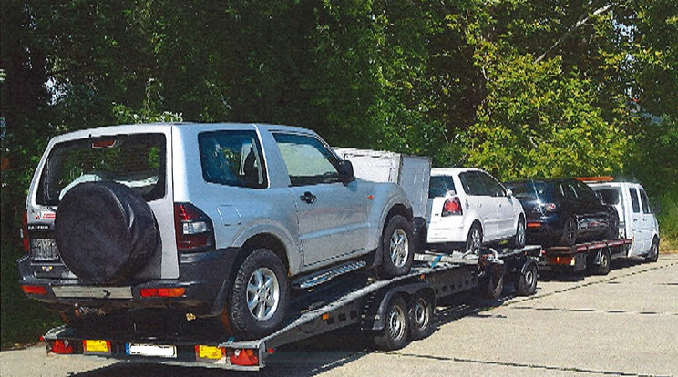 Ez a veszélyes járműszerelvény fenyegette az M1-es autópályát / Fotó: Police.hu