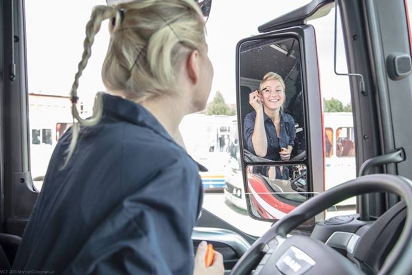 Oto Iwona Blecharczyk, filigranowa blondynka, która za kierownicą wielkiej ciężarówki podróżuje po Europie. Trucking girl stała się prawdziwą gwiazdą internetu - prowadzi profil na Facebooku...