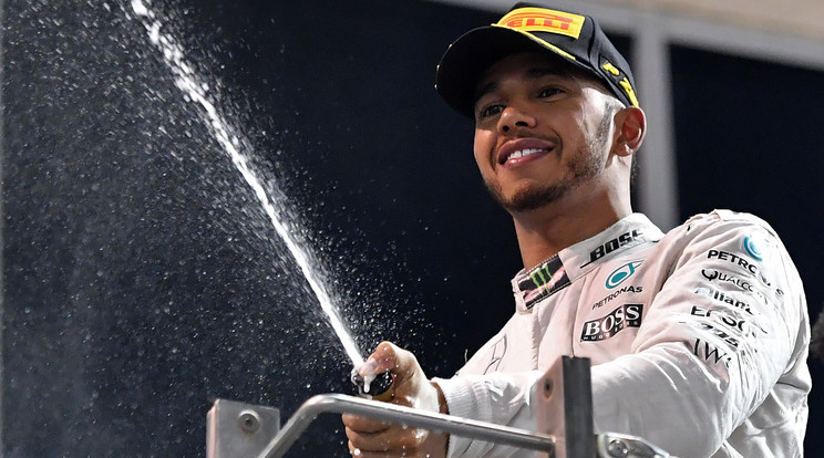 Hamilton a Renault szőke szépségével pózolt/Fotó: AFP