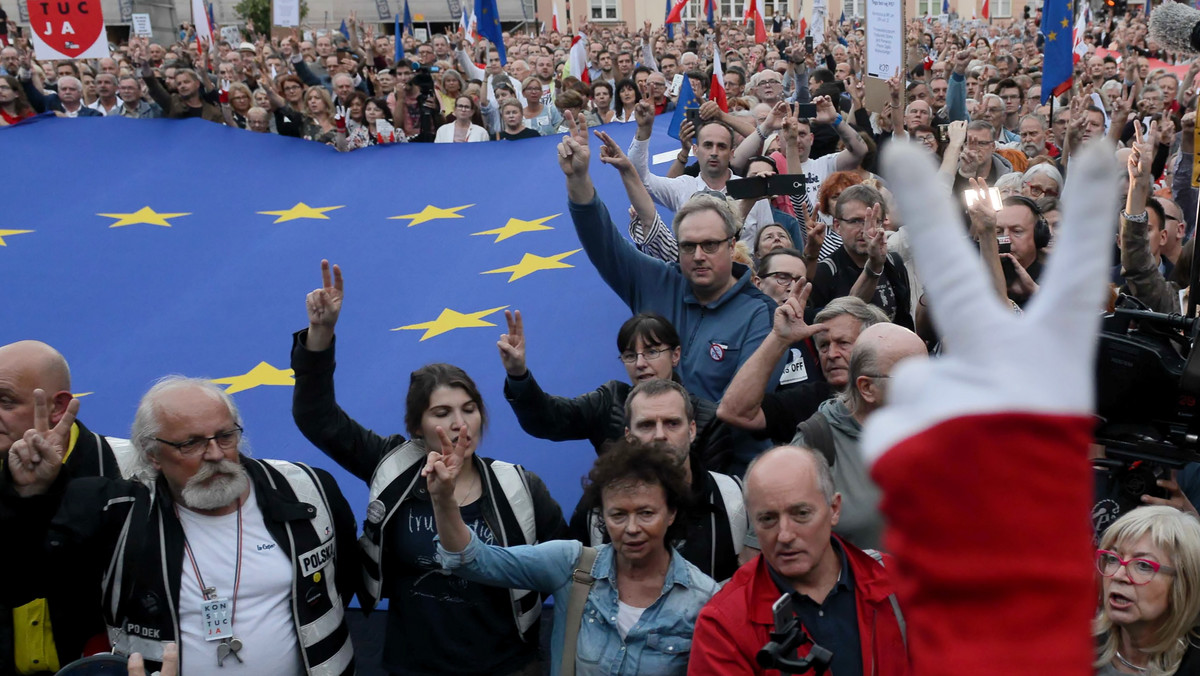 Przed sądami w wielu polskich miastach - m.in. w Warszawie, Gdańsku, Poznaniu i Krakowie - wczoraj odbyły się demonstracje przeciw zmianom w Sądzie Najwyższym. Protestujący przekonywali, że ustawa o SN jest niekonstytucyjna.