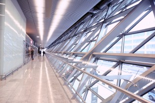 Po 600 dniach opóźnienia zakończyła się rozbudowa terminalu lotniska Kraków Balice [ZDJĘCIA]