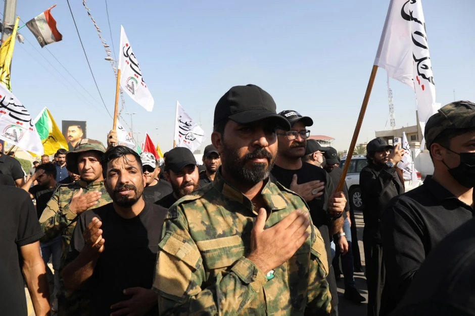 Pripadnici iračkih šiitskih Narodnih mobilizacionih snaga (PMF) na sahrani kolege stradalog u vazdušnom udaru u Bagdadu za koji krive SAD 31. jula