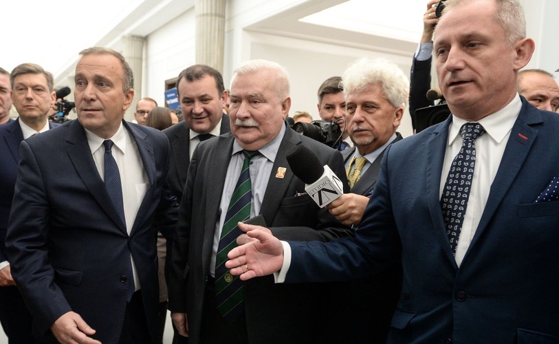 Były prezydent Lech Wałęsa (C), przewodniczący PO Grzegorz Schetyna (2L) oraz przewodniczący klubu parlamentarnego PO, poseł Sławomir Neumann