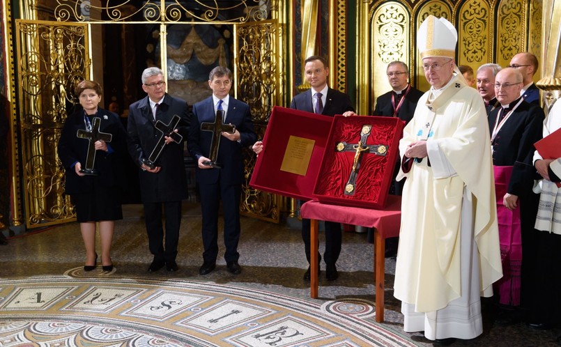 Prezydent Andrzej Duda (C), premier Beata Szydło (L), marszałek Senatu Stanisław Karczewski (2L), marszałek Sejmu Marek Kuchciński (3L) oraz przewodniczący Konferencji Episkopatu Polski, metropolita poznański abp Stanisław Gądecki (2P) podczas uroczystości w poznańskiej katedrze