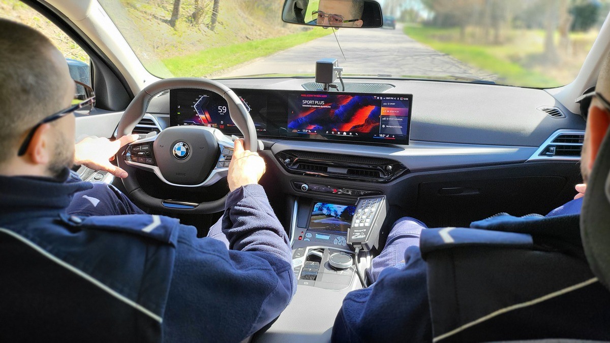 Długi weekend na drogach. Policja zapowiada walkę z kierowcami łamiącymi przepisy. Na drogi wyjadą nieoznakowane radiowozy, policja zapowiada też wykorzystanie dronów