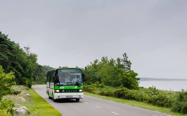 Autobus linii 666 kursuje między Dębkami a Helem. Prawicowy portal żąda zmiany numeru